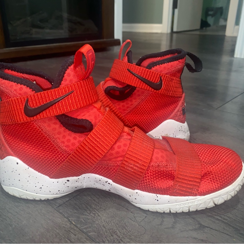 Nike Lebron Solider Zooms
